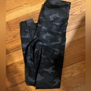 Athleta Ultimate Stash Pocket Camo Black 7/8 Tight, XXS